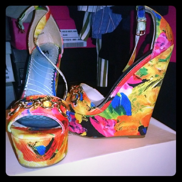 Madison gold chain floral wedge (No longer available- given away) - Picture 1 of 1